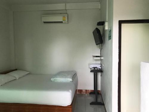 En eller flere senge i et værelse på Rubtawan Sichang Resort