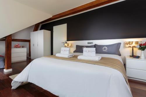 Un ou plusieurs lits dans un hébergement de l'établissement The Queen Luxury Apartments - Villa Giada