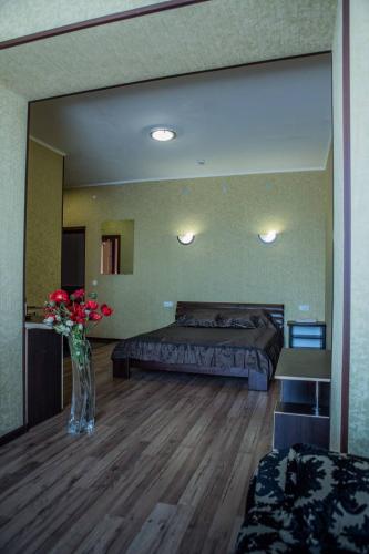 Llit o llits en una habitació de Almaz-Plus