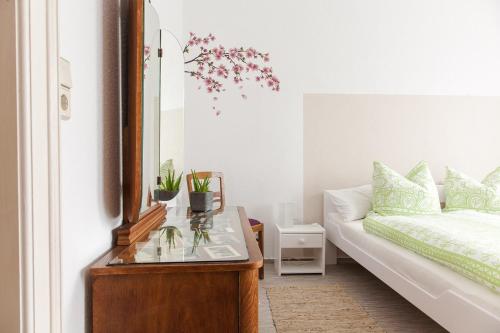 a living room with a bed and a mirror at Ferienwohnung Helianthus in Arnstadt