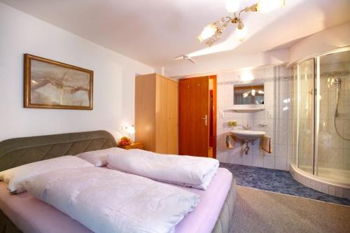 ウムハウゼンにあるHerberge Aulonのベッドルーム1室(ベッド1台付)、バスルーム(シンク付)