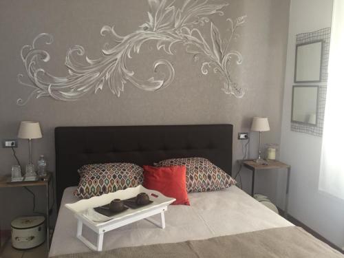 een slaapkamer met een bed met een tafel erop bij Casa Stella in Bastia Umbra