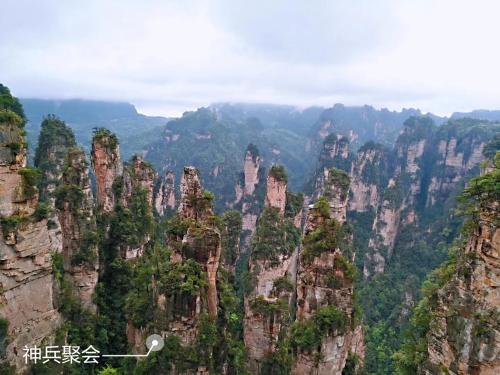 a view of thezi mountains in china at Zhangjiajie Jijiehao Inn in Zhangjiajie