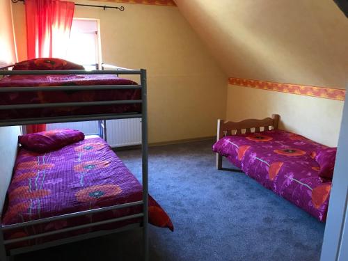 Ein Etagenbett oder Etagenbetten in einem Zimmer der Unterkunft Haus Irmgard