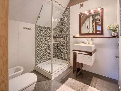 ザコパネにあるVisitZakopane - Kasprowy Apartmentのバスルーム(シャワー、トイレ、シンク付)