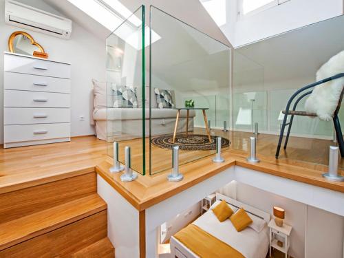 pokój ze szklaną obudową na stole w obiekcie Casa Dora w Rovinj
