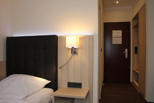 A bed or beds in a room at Hotel Sonderfeld