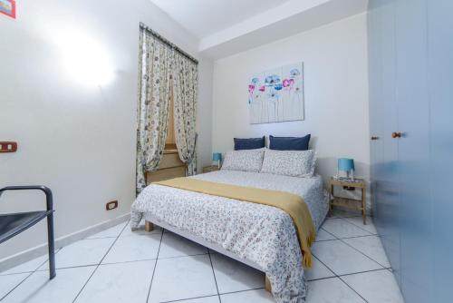 ナポリにあるALDO'S HOLIDAY HOUSEのベッドルーム(青い枕のベッド1台付)