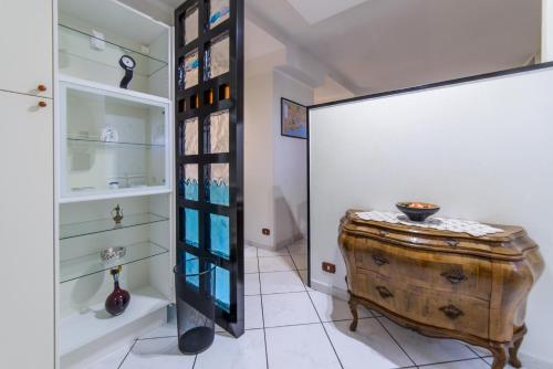 ナポリにあるALDO'S HOLIDAY HOUSEの木製の樽とガラスの壁が特徴の客室です。