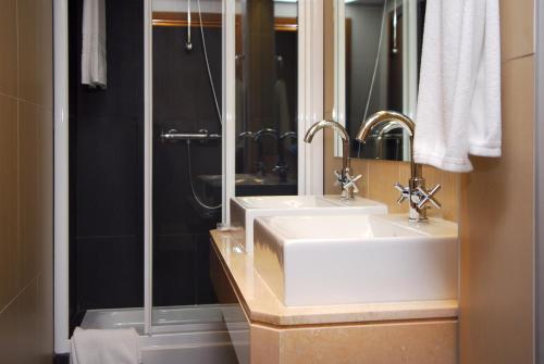 Koupelna v ubytování Hotel Domus Plaza Zocodover