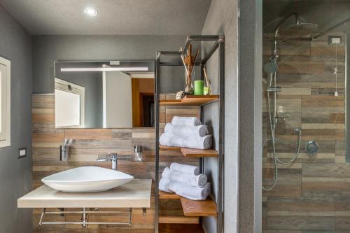 A bathroom at VILLA GIUMMARITO B&B