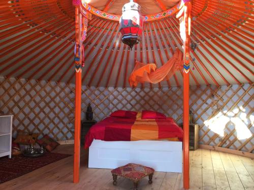 Tempat tidur dalam kamar di La Yurta Naranja
