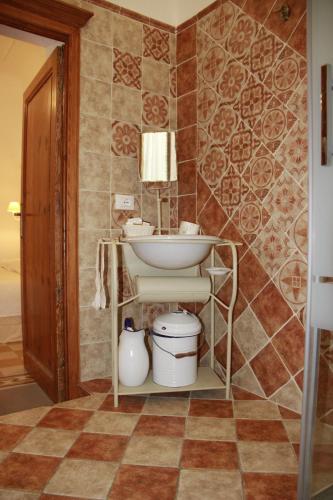 Łazienka z umywalką i ścianą wyłożoną kafelkami w obiekcie Guest House Domo Florenzia we Florencji