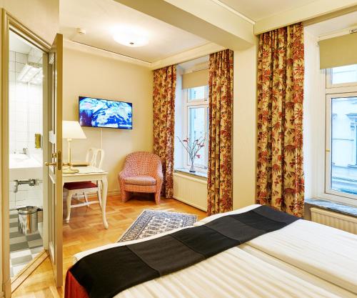 a hotel room with a bed and a television at Hotel Royal in Gothenburg