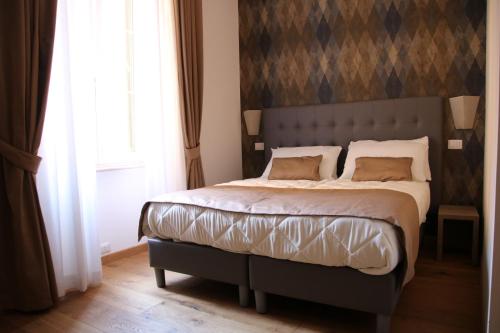Trastevere Luxury Flat tesisinde bir odada yatak veya yataklar