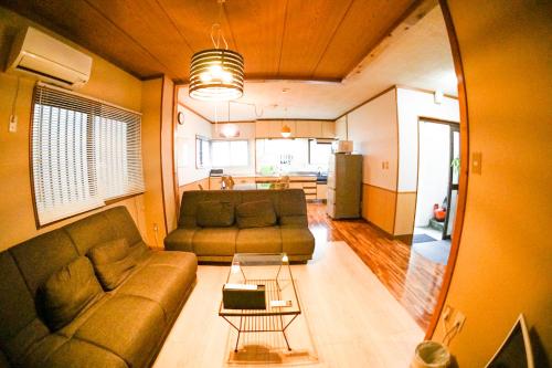 沖繩市的住宿－無盡夏日南沖繩旅館，客厅配有沙发和桌子