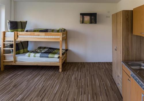 a small room with two bunk beds in a kitchen at BoardingHouse Quickborn in Quickborn