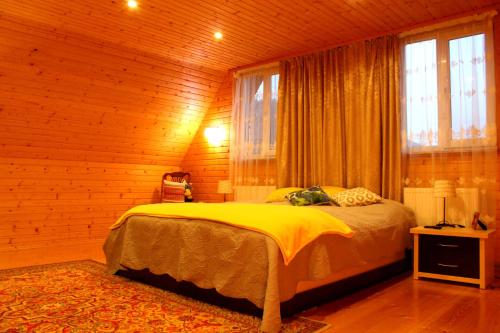 una camera da letto con letto in una camera in legno di Felice Riposo a Kozevo