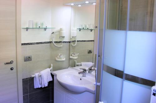 ein Bad mit einem Waschbecken und einer Dusche in der Unterkunft Hotel Panorama e Residence in Tremosine sul Garda