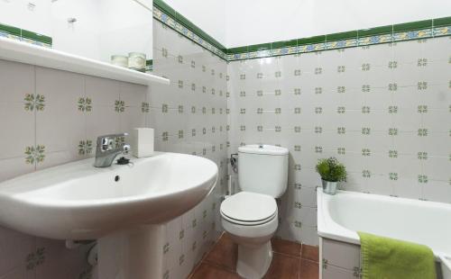 トッサ・デ・マールにあるLets Holidays BIG AND CENTRIC APARTMENTのバスルーム(洗面台、トイレ、バスタブ付)