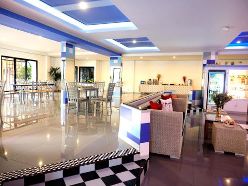 Гостиная зона в Siri Hotel Phuket