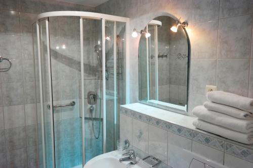 科沃布热格Polonia Apartamenty的浴室里有淋浴、洗手池和镜子。