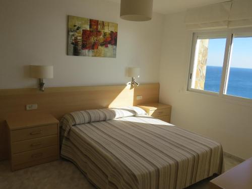 ロザスにあるTuro marina 3のベッドルーム(ベッド1台、窓付)