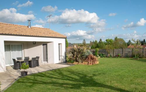 Taman di luar Gîte "Le Mesminois" établissement avec espace bien-être et sauna