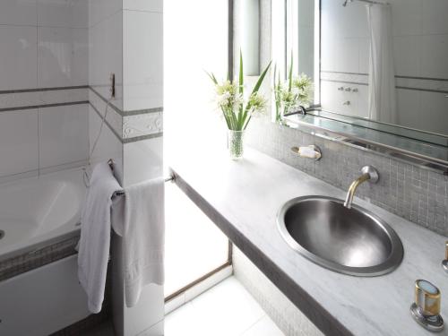 a bathroom with a sink and a mirror at Hotel Camberland in Pilar