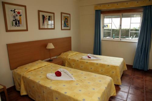 een hotelkamer met 2 bedden en een raam bij Alagoa Azul II in Altura