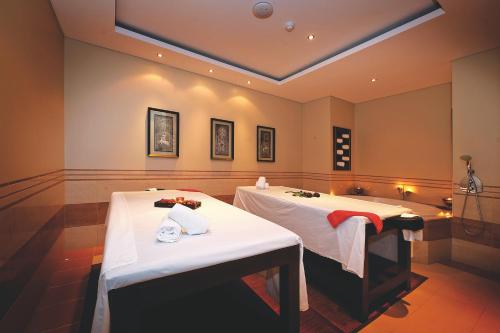 a spa room with two tables and a bath tub at Vila Gale Santa Cruz in Santa Cruz
