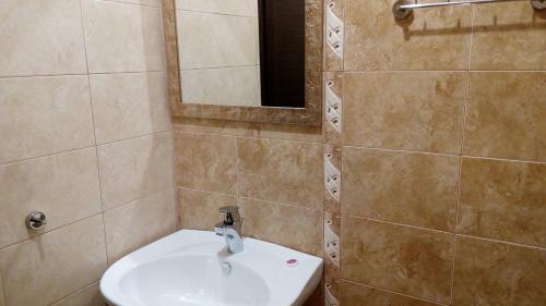 Bilik mandi di Guesthouse White Margarit