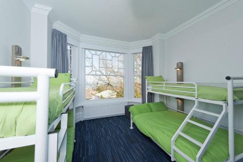 Двухъярусная кровать или двухъярусные кровати в номере YHA Swanage