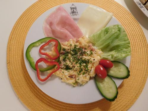 Makanan di atau berdekatan rumah tamu ini