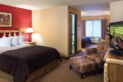 Una cama o camas en una habitación de Arrowwood Lodge at Brainerd Lakes