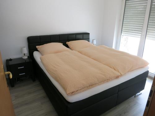 Un pat sau paturi într-o cameră la Business apartment