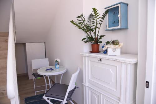 a white room with a table and a chair at B&b VICTORIA in Porto Cesareo