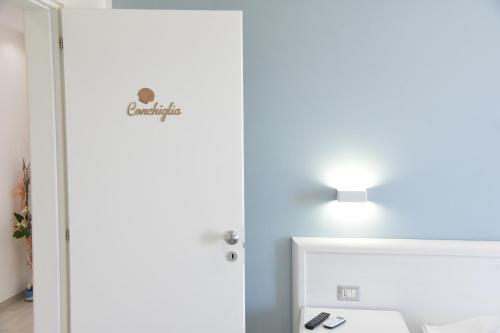 a room with a door with a light on it at B&b VICTORIA in Porto Cesareo