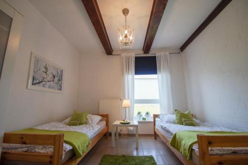 Postel nebo postele na pokoji v ubytování Ferienwohnungen auf dem Carlshof in Jork - Altes Land