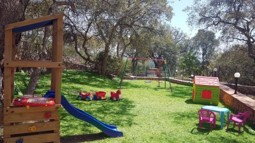 un parque infantil con tobogán y columpio en Villa Suber, en Sperlonga