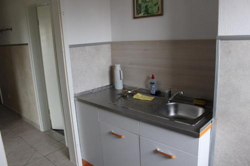 a kitchen with a sink and a counter top at ZV-Scholtz Gästehaus Neuötting Simbacher Straße 7 in Neuötting