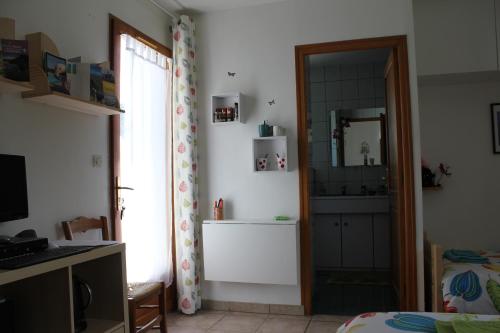 Schlafzimmer mit einer Tür zum Bad in der Unterkunft Mas dou l'Estele chambre d'hôtes in Arles