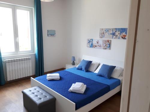 Giường trong phòng chung tại Mondello Sicily House