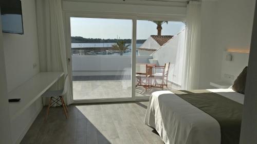 Postel nebo postele na pokoji v ubytování Hostal La Palma