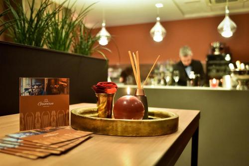 a tray with an apple and chopsticks on a table at Anusca Palace Hotel in Castel San Pietro Terme