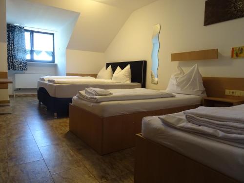 a hotel room with two beds and a window at Apparthotel Alte Innbrücke-24Std-Self-Check in-Haustiere Willkommen in Neuhaus am Inn