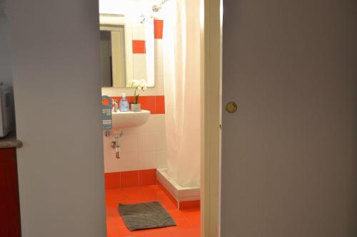 bagno con lavandino, servizi igienici e specchio di Casa la Finestra sul Lago - WelcHome a Cannobio