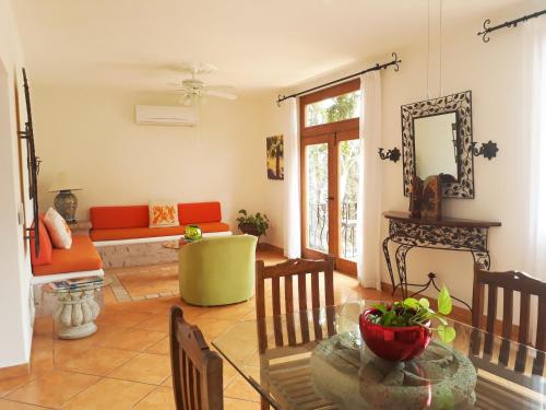 Posezení v ubytování El Encanto Inn & Suites