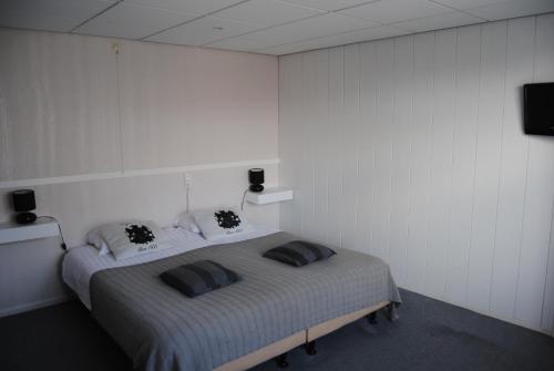 - une chambre avec un lit et 2 oreillers dans l'établissement Het Verschil, à Zoutelande