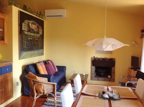 sala de estar con sofá azul y chimenea en Apartamento La Costa en Peralada